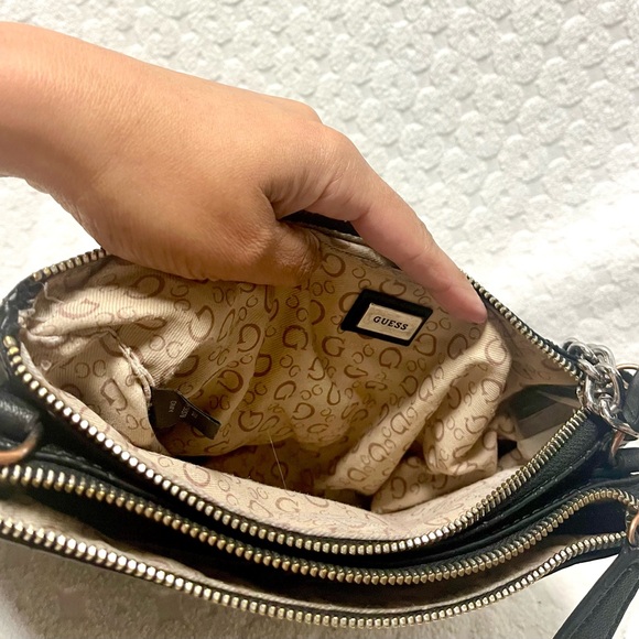 Black double zip cross body Guess purse gorgeous simple design soft material - Picture 4 of 6